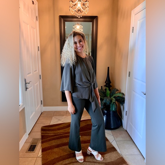 LN TOPSHOP BLOUSE. TIE WAIST, FLOWY SLEEVES, SEXY CUT OUT IN BACK & FRONT❤️ - Picture 4 of 9